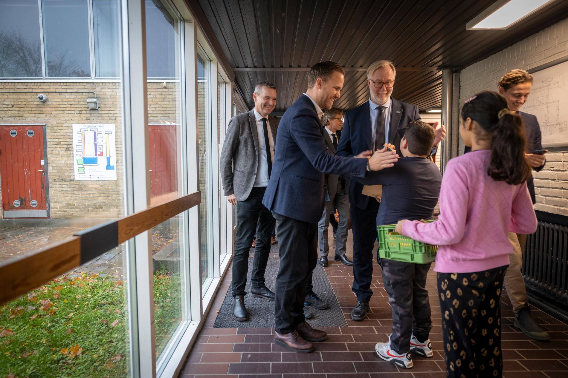 Johan Pehrson träffar barn i danska skolan.