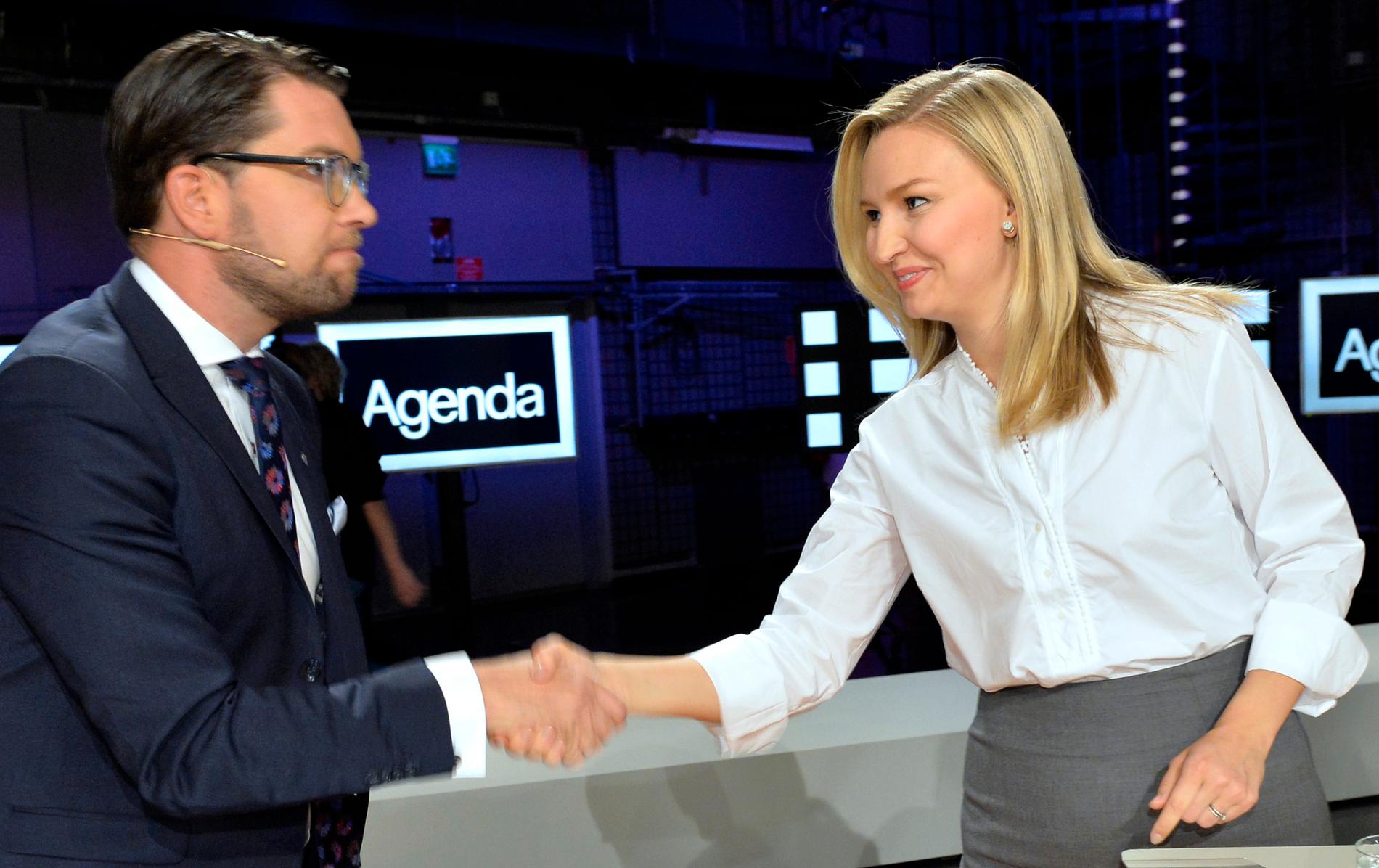 Sverigedemokraternas partiledare Jimmie Åkesson hälsar på Kristdemokraternas partiledare Ebba Busch Thor under en partiledardebatt. Arkivbild