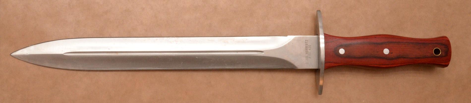 Den 28 centimeter långa kniven som kopplas till mordet på Kjäll.