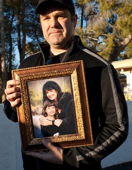 Morbror sörjer Greg Segalini visar upp en bild på sin dödade systerdotter Christina-Taylor Green, och på hennes mamma, hans syster, Roxanne Green.