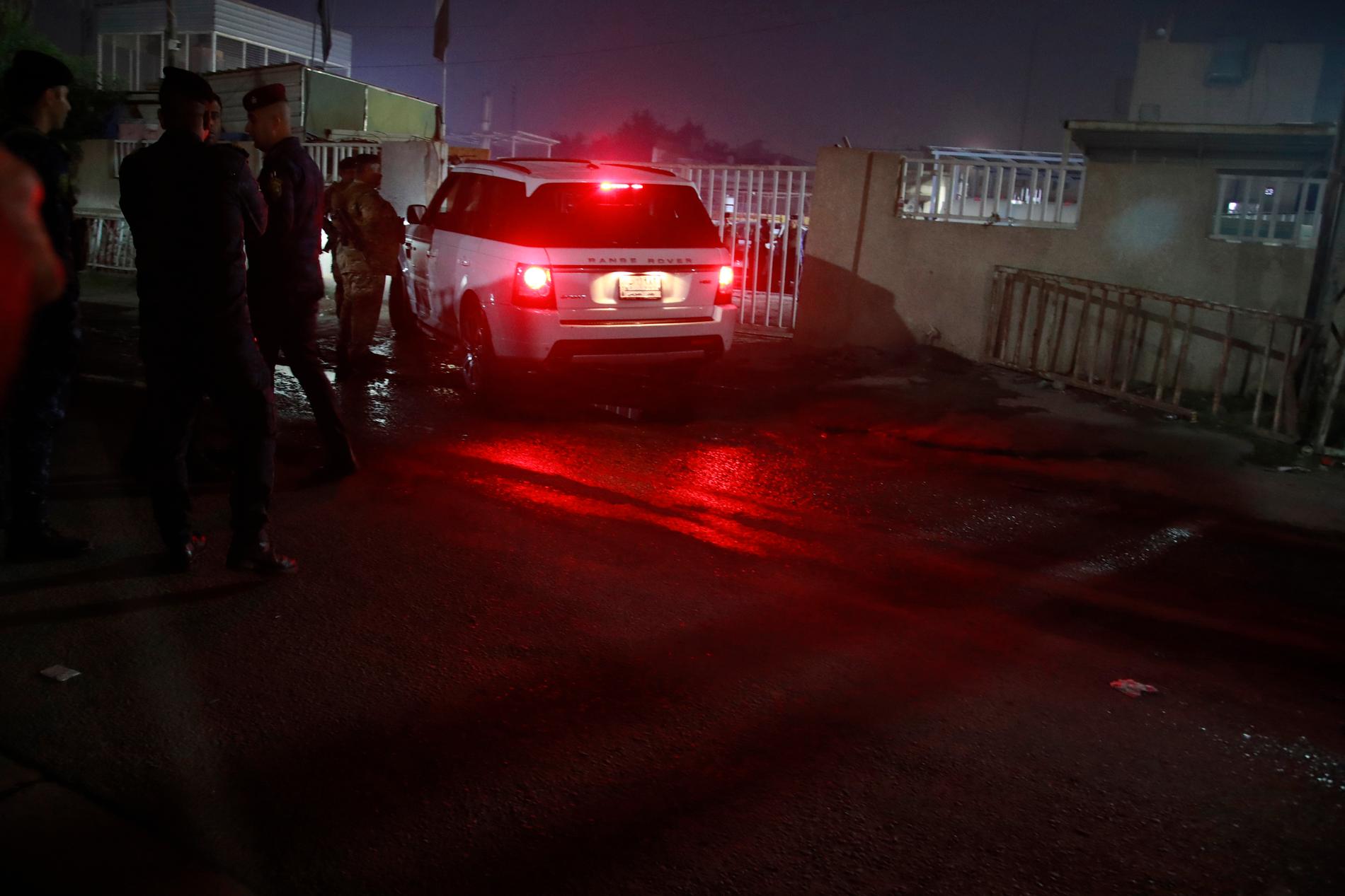Irakiska säkerhetsstyrkor i Bagdad under måndagskvällen.