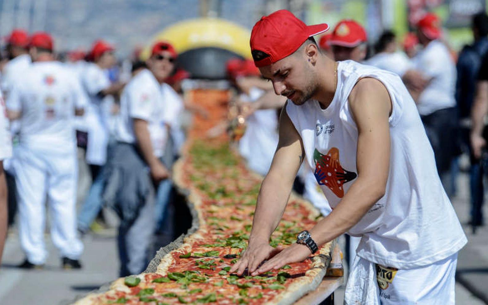 Världens längsta pizza bakades i Italien 2016.