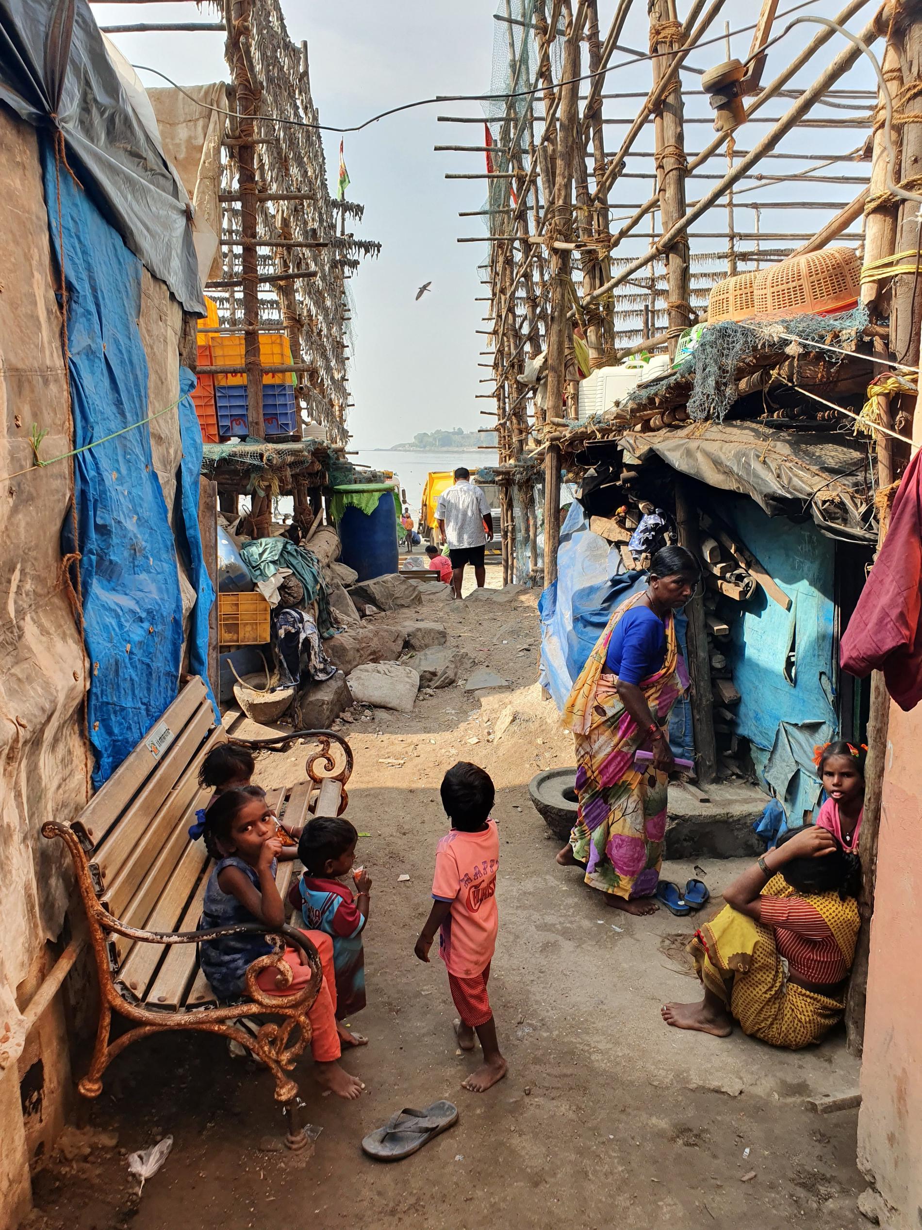 Slummen bakom Versova beach i Mumbai. Hit kom aldrig kungaparet.