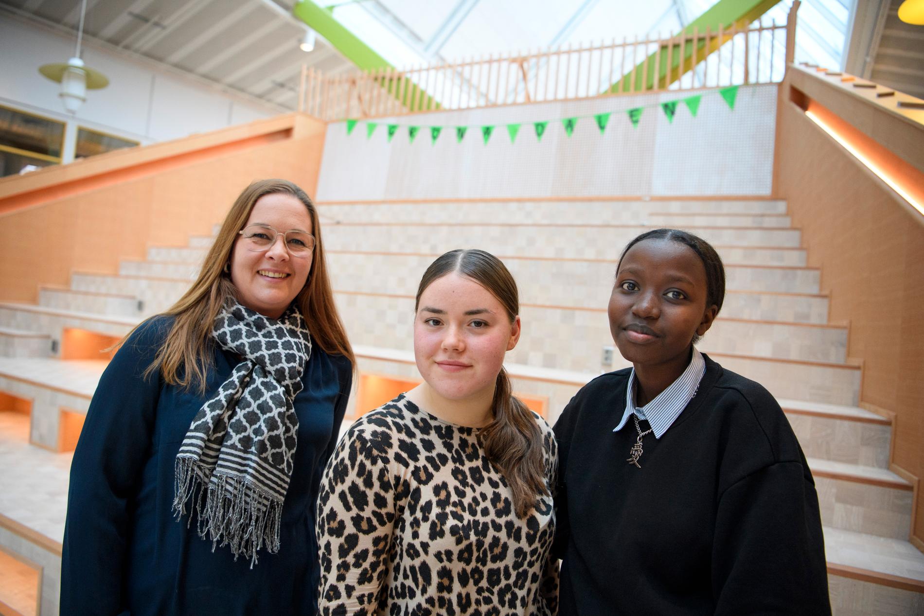 Läraren Annika Sjödahl med eleverna Maria Koroleva och Nyamuhoza Nyahumure på Gröna Dalenskolan i Bålsta. "Jag försöker skapa min undervisning utifrån vad eleverna själva tycker är intressant", säger Annika Sjödahl.