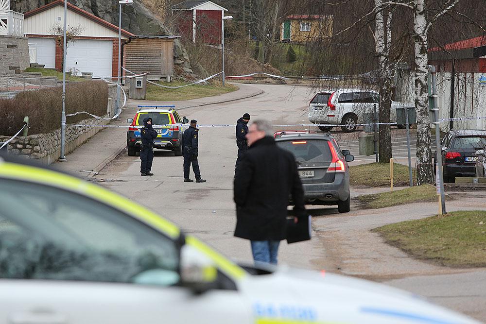 Tre personer hittades på lördagen döda i Uddevalla.