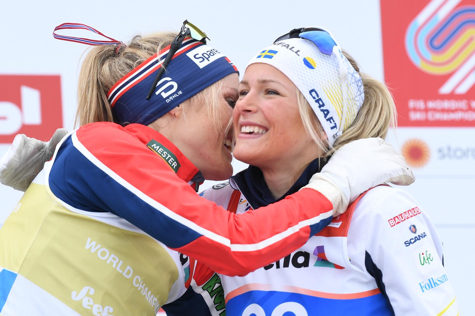 Therese Johaug och Frida Karlsson efter VM:s tremil, där det blev norskt guld och svenskt brons. Arkivbild.