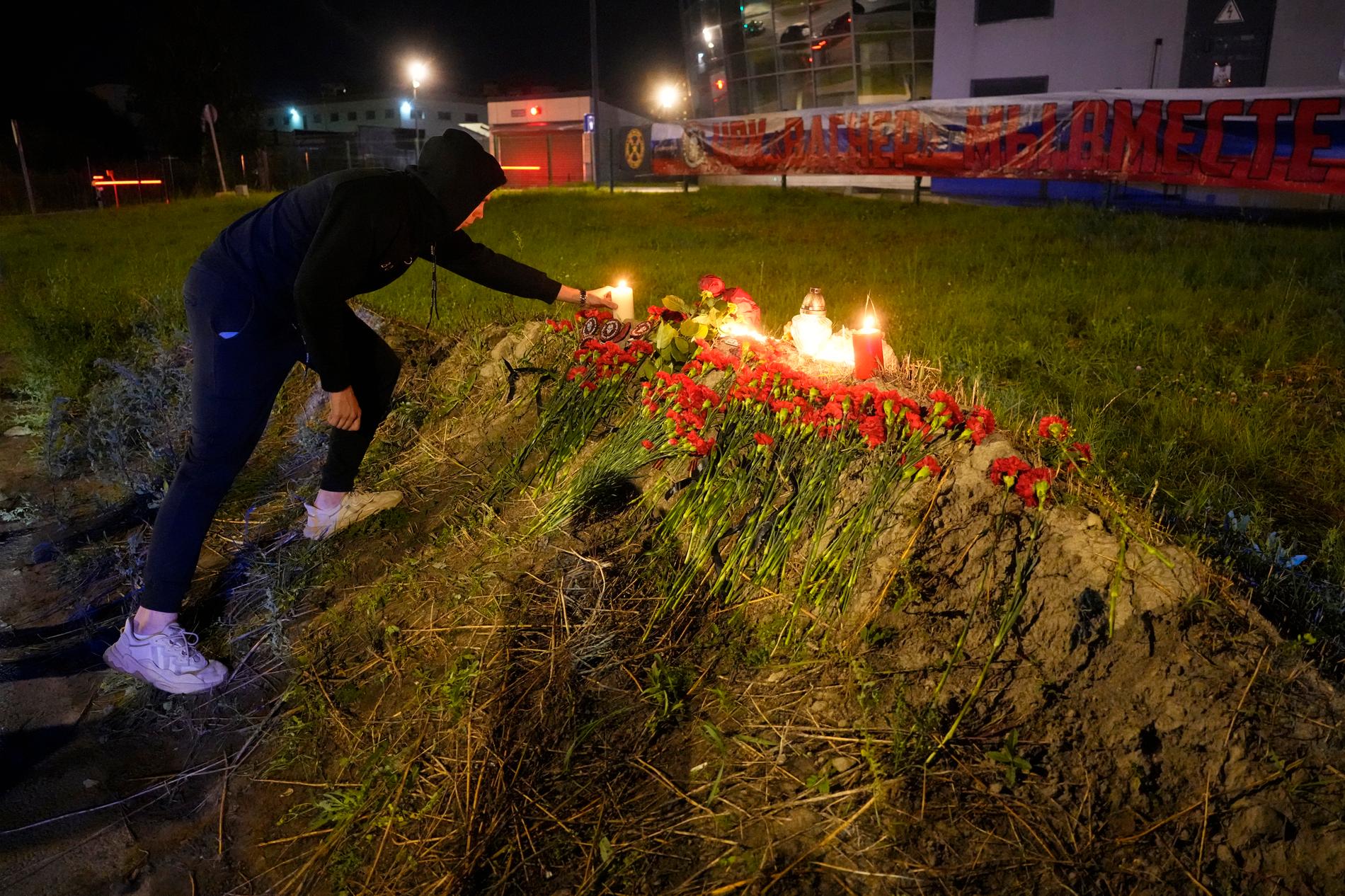 Under natten växte en minnesplats upp i St Petersburg där folk tände ljus och lämnade blommor för att hylla Prigozjin.