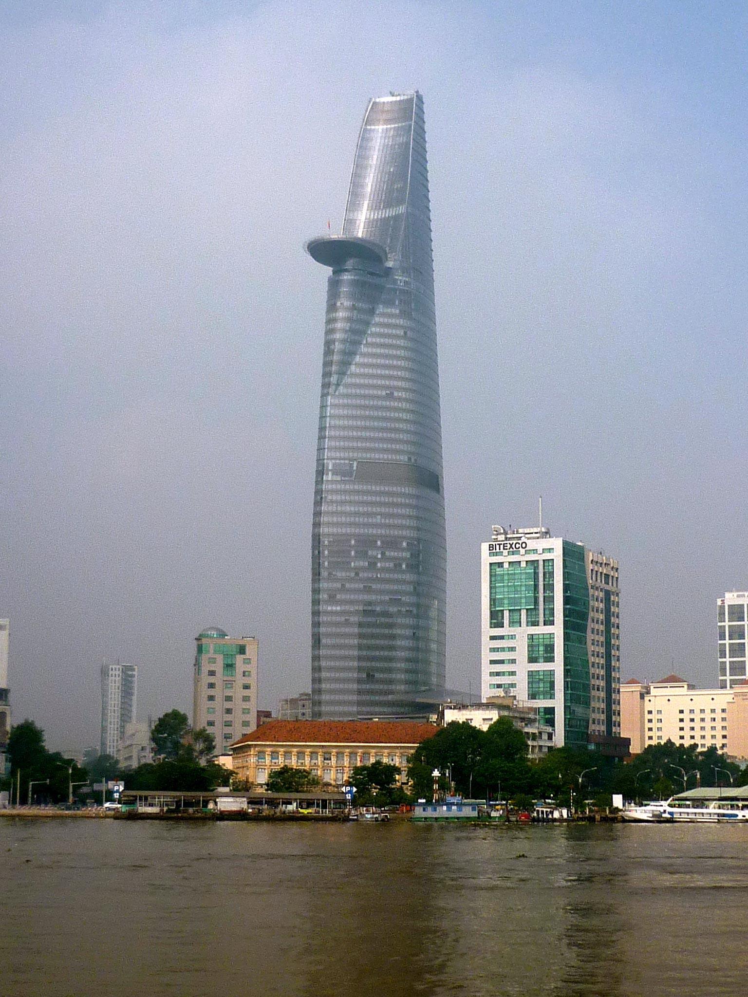 5. BITEXCO FINANCIAL TOWER, HO CHI MINH CITY, VIETNAM Designen är tänkt att likna landets nationalblomma lotusen. Åk upp till 47:e våningen och få 360 graders utstikt över stan. Helikopterplattan på 50:e våningen sticker ut. Höjd: 262 meter. Klar: 2010. Byggkostnad: 1,5 miljarder kronor. Kolla in vad det kostar att resa till Ho Chi Minh City här!