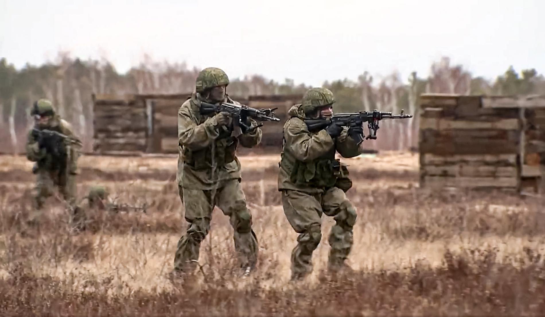 Ryska och belarusiska soldater övar tillsammans i februari 2022.