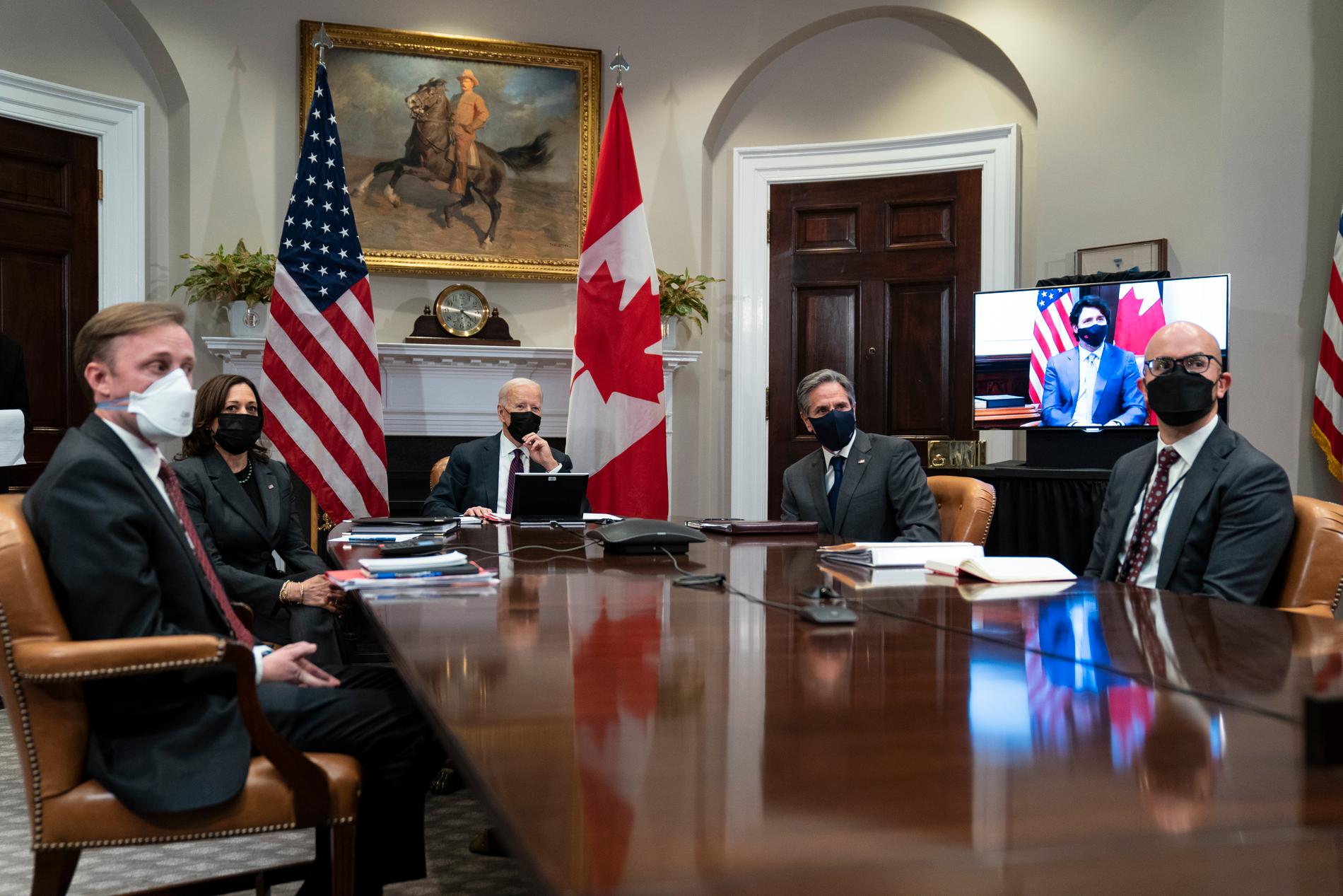 USA:s president Joe Biden – här med sin nationelle rådgivare Jake Sullivan, vicepresident Kamala Harris, utrikesminister Antony Blinken och Juan Gonzalez, som arbetar med Latinamerikafrågor vid nationella säkerhetsrådet – höll ett virtuellt möte med Kanadas premiärminister Justin Trudeau.