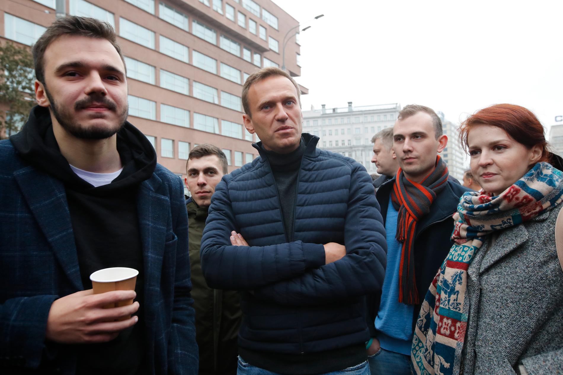 Kremlkritikern Aleksej Navalnyj (nummer två från vänster) deltar i söndagens protester i Moskva.