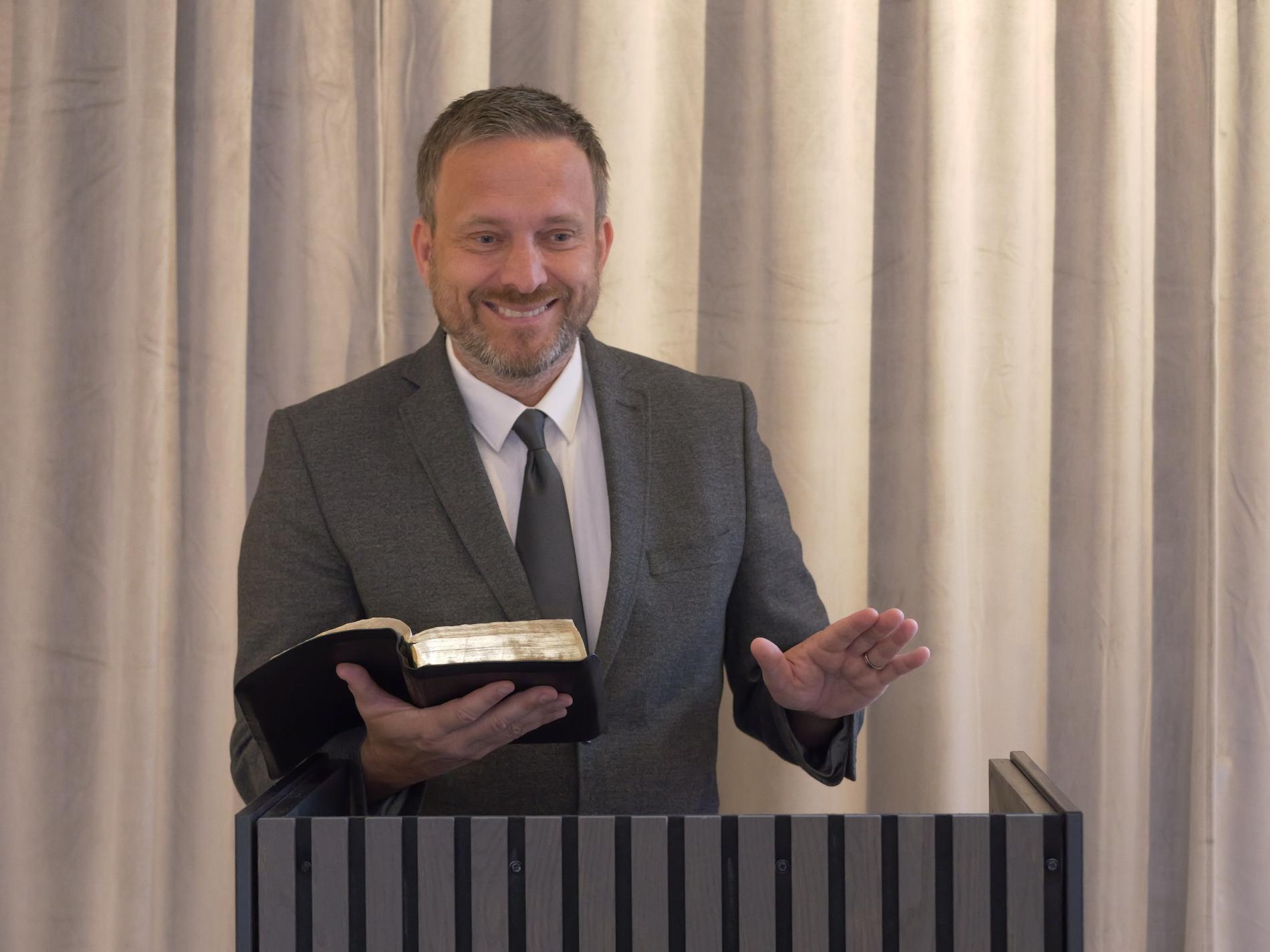 Liam Norberg under första predikan i nya församlingen. 