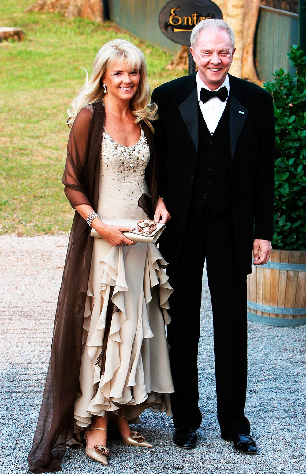 Bertil Hult tillsammans med sin fru Lisbeth på väg för att fira kungens 60-årsdag.