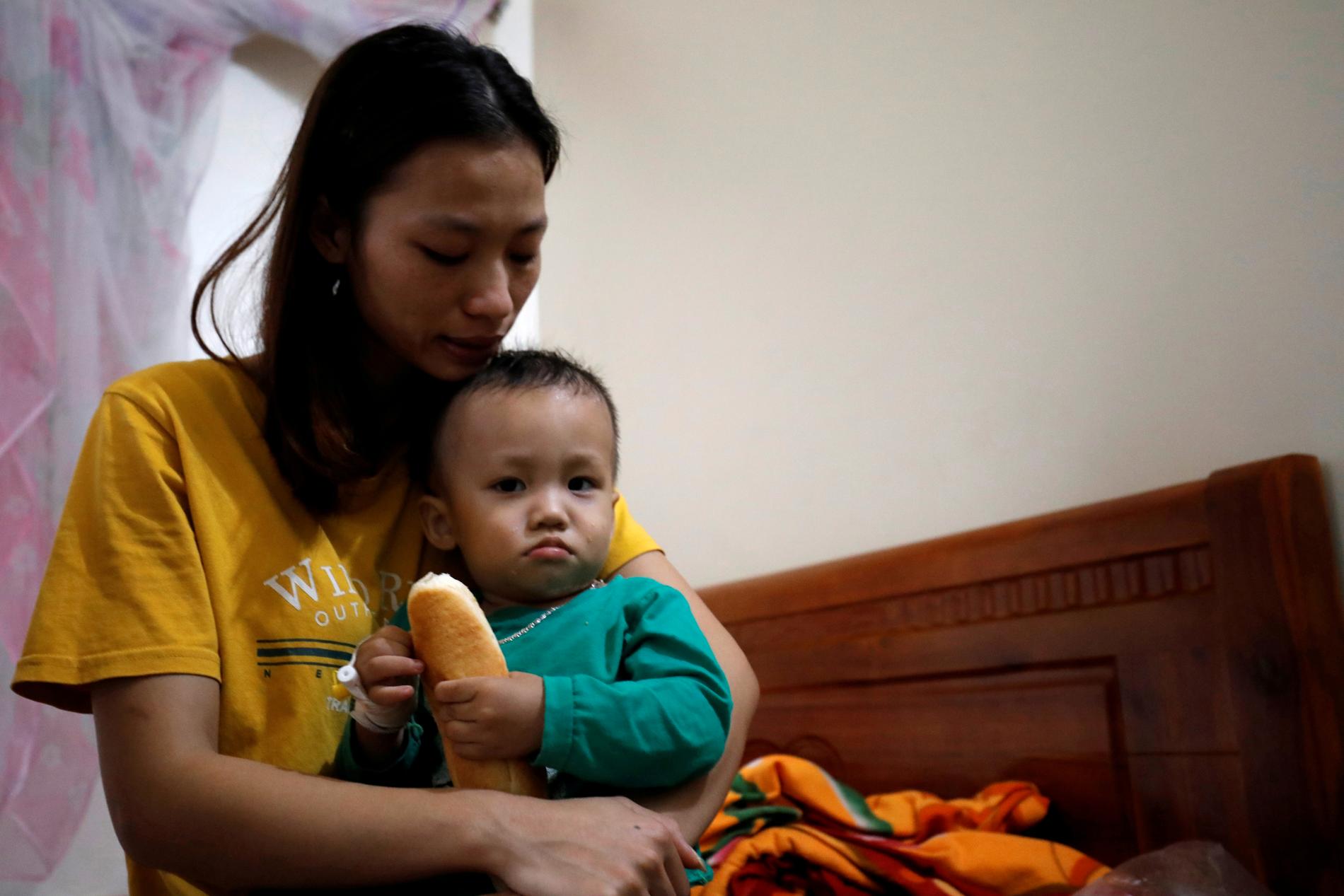 Hoang Thi Thuong befarar att hennes man Nguyen Dinh Tu finns bland de döda som hittades i lastbilen. Hon sitter med sonen Nguyen Dinh Dan i parets gemensamma bostad i Nghe An i Vietnam. 