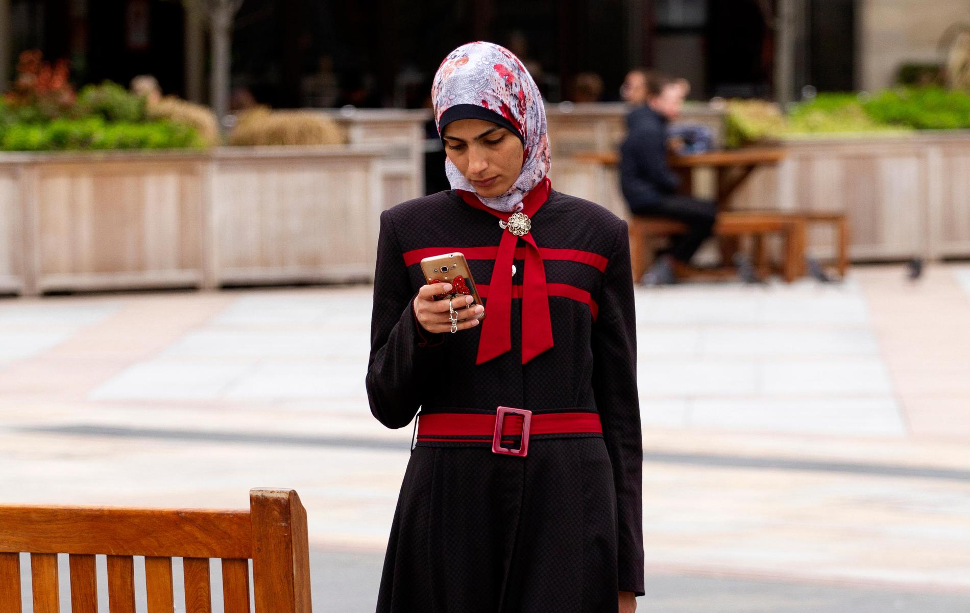 En kvinna i abaya i Dundee, England.