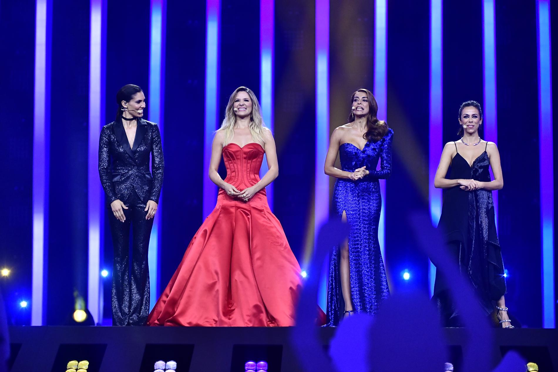 Daniela Ruah, Sílvia Alberto, Catarina Furtado och Filomena Cautela på Eurovision-scenen under ett genrep