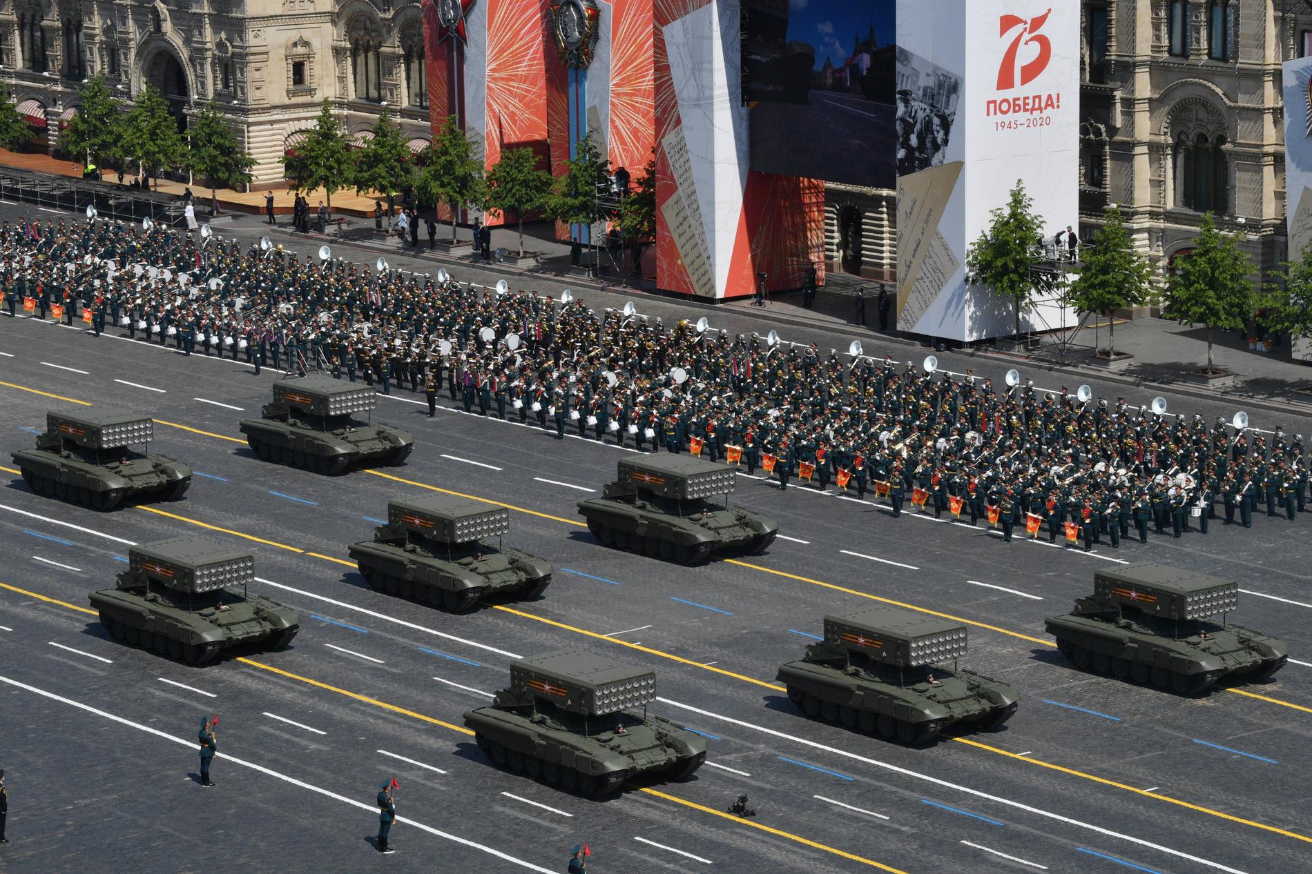 Vakuumbomber visas upp på militärparad på Röda Torget i Moskva. Arkiv.