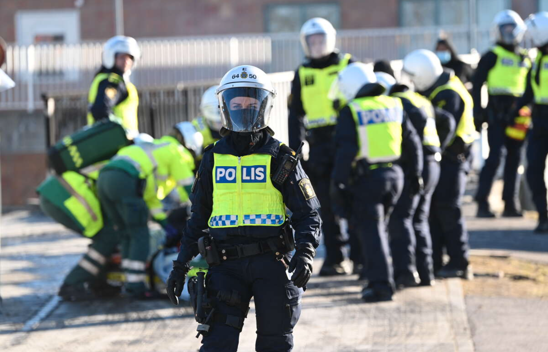 Poliser i kravallutrustning i Navestad i Norrköping. 