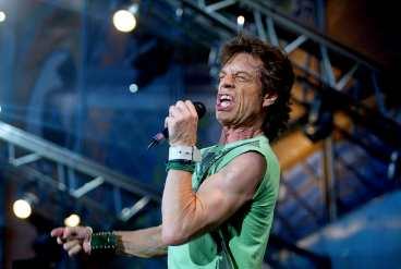 Jagger svansar runt som en tonåring.