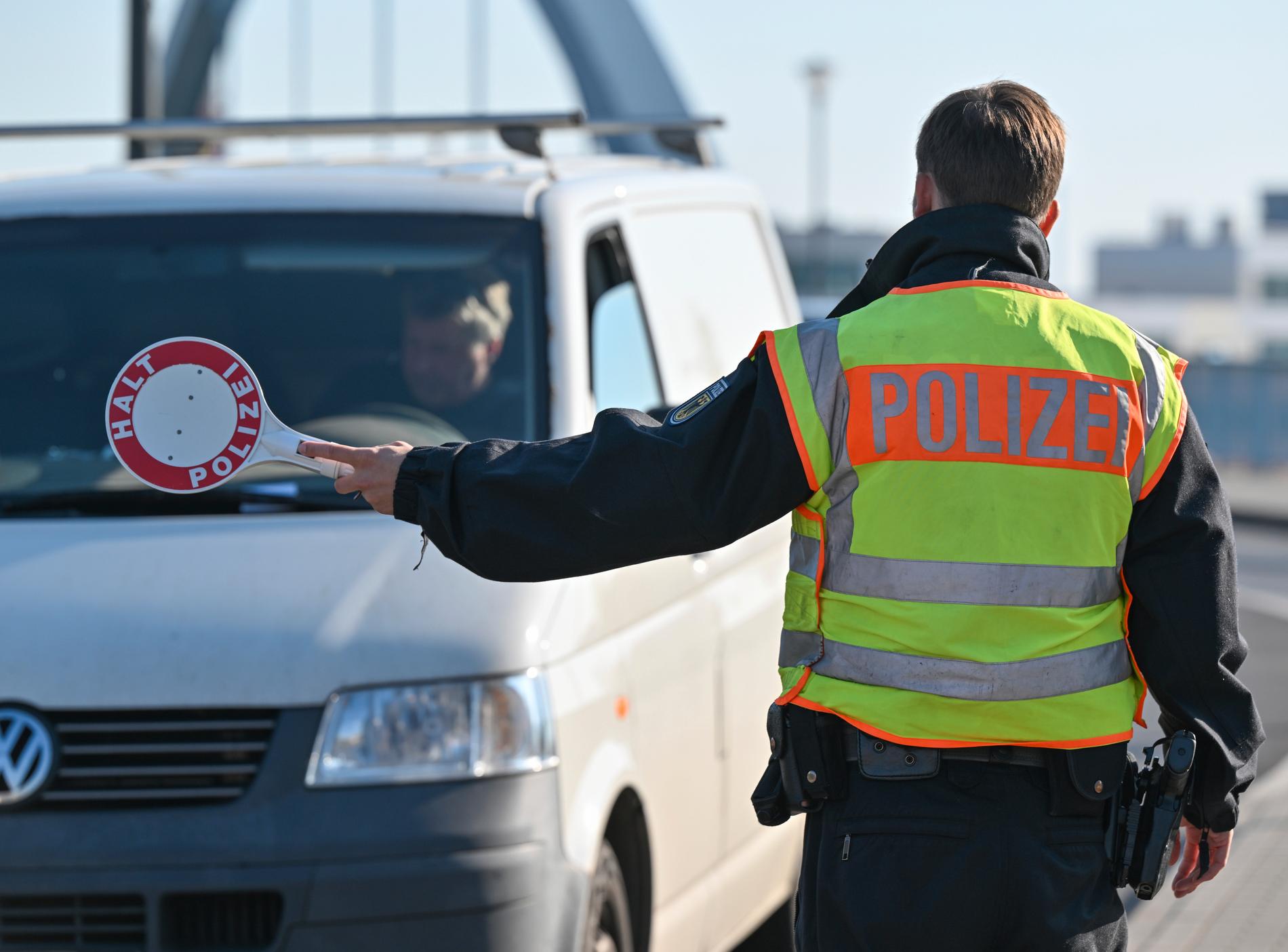 Tysk gränspolis stoppar en skåpbil som kommer in i landet vid den tysk-polska gränsövergången.