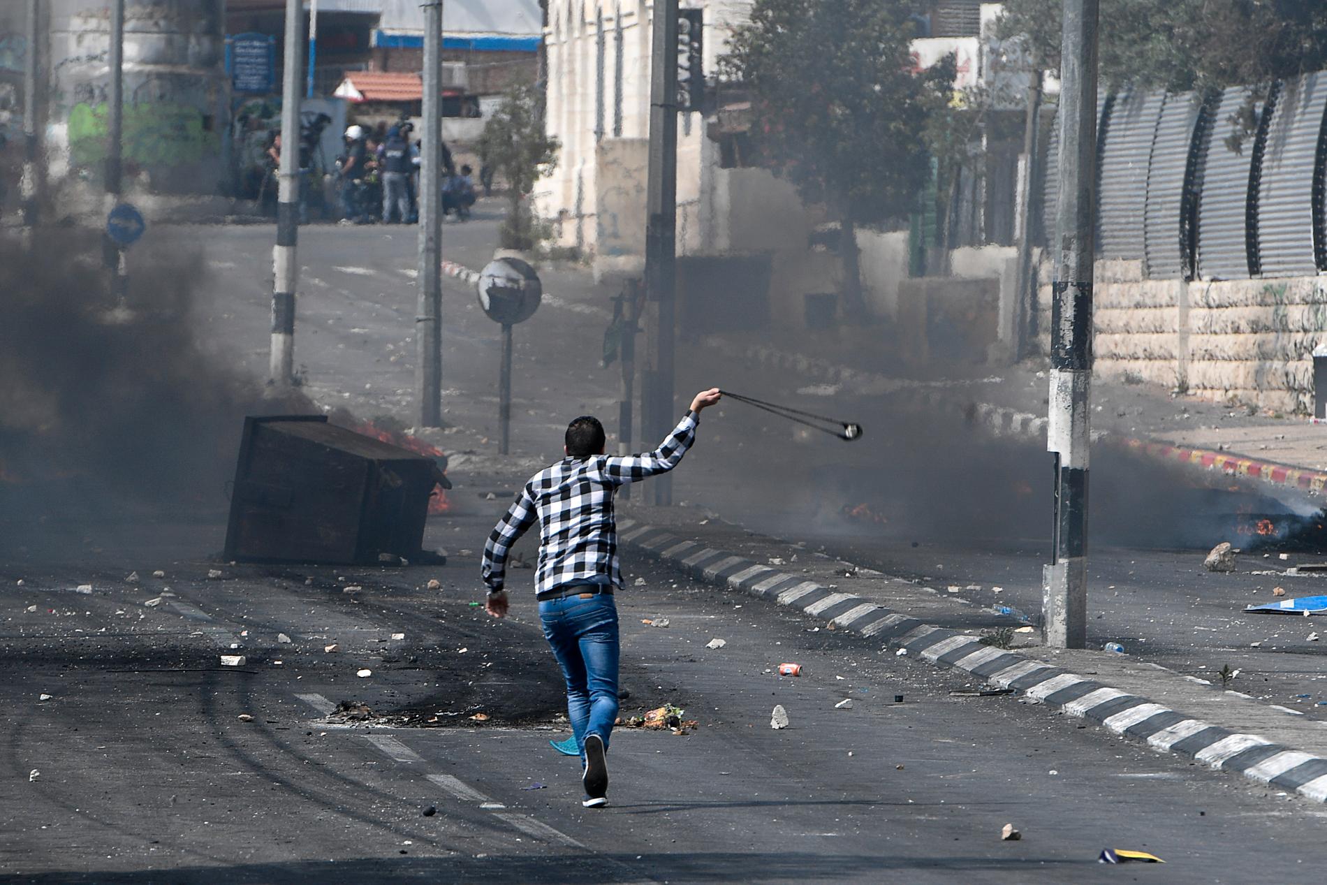 ”Vi är inte rädda för de israeliska soldaterna”, säger en 18-årig demonstrant som Aftonbladet talat med. 