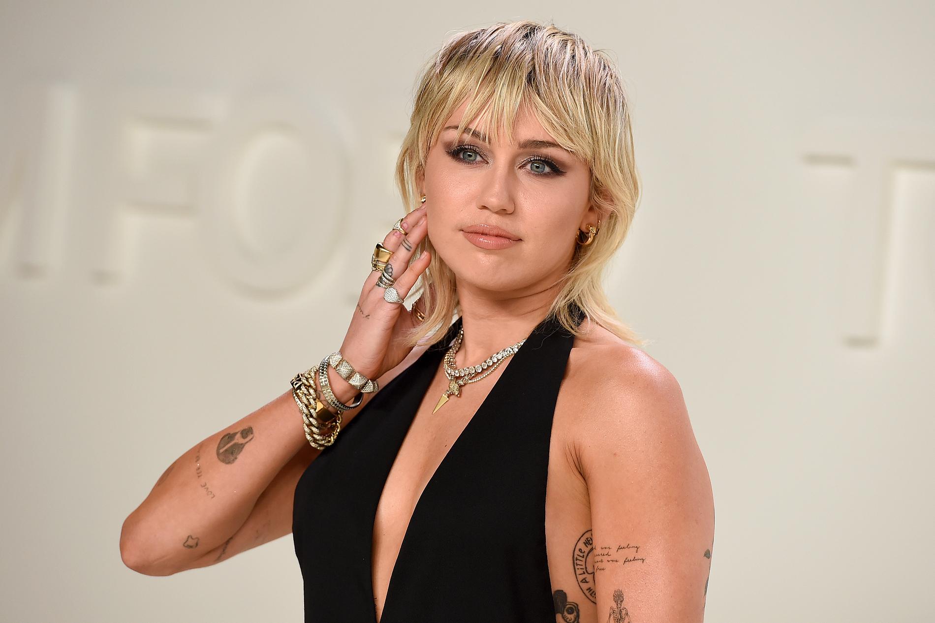 Artisten Miley Cyrus hamnade i bråk med Sinead O'Connor efter videon till "Wrecking ball" för tio år sedan. Nu kommenterar Cyrus bråket i samband med ett nytt singelsläpp. Arkivbild.