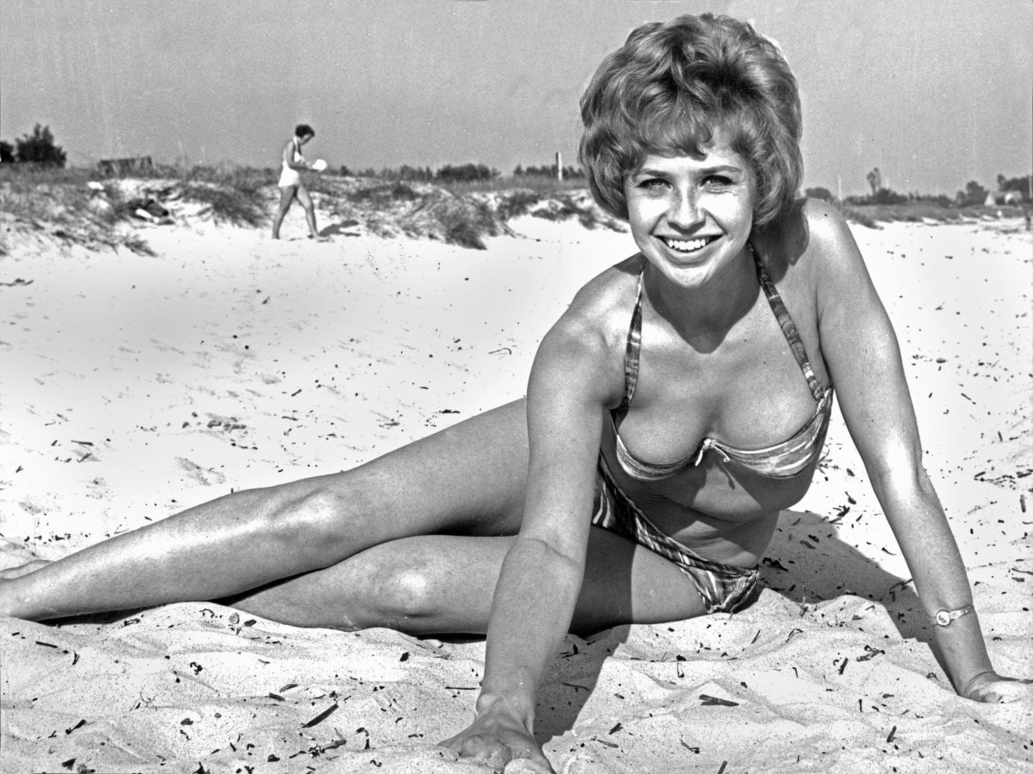 Anita Lindblom på Beddinge strand 1964.