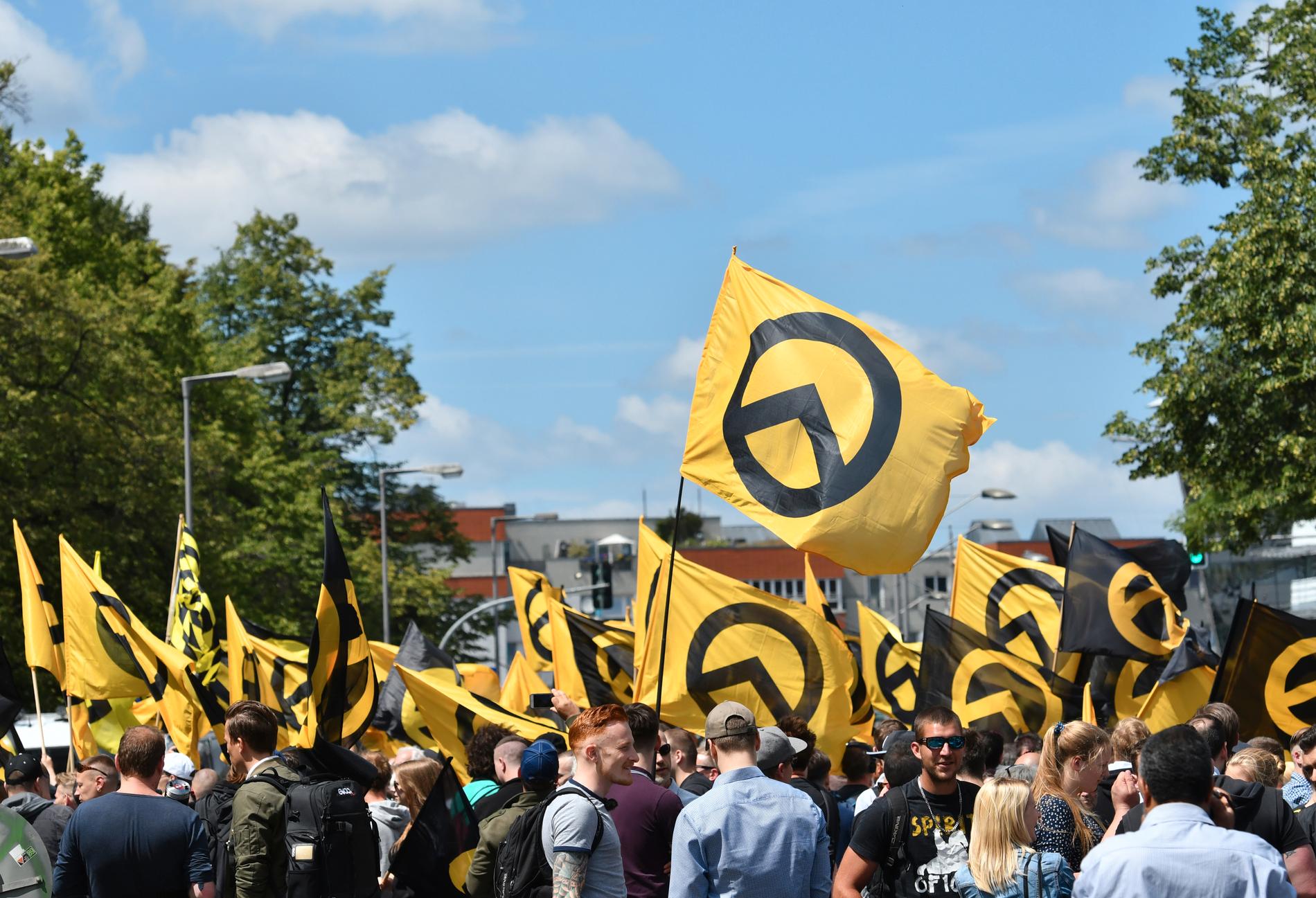 Anhängare till den identitära rörelsen demonstrerar i Berlin 2017. Arkivbild.