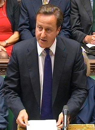 Nu hotar premiärminister David Cameron att stänga av folk som misstänks uppmana till upplopp från nätverk som Facebook och Twitter.