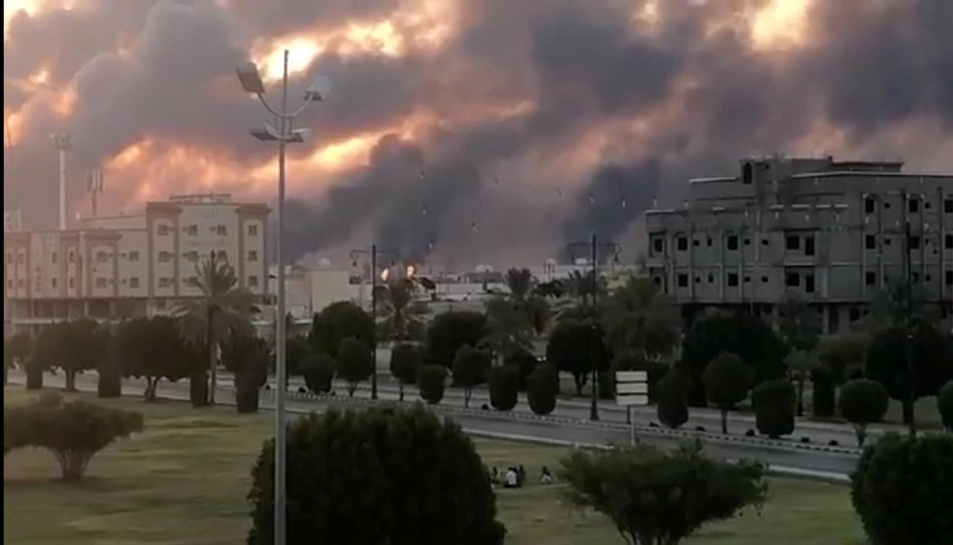 Rök stiger över himlen efter drönarattacken i Abqaiq.