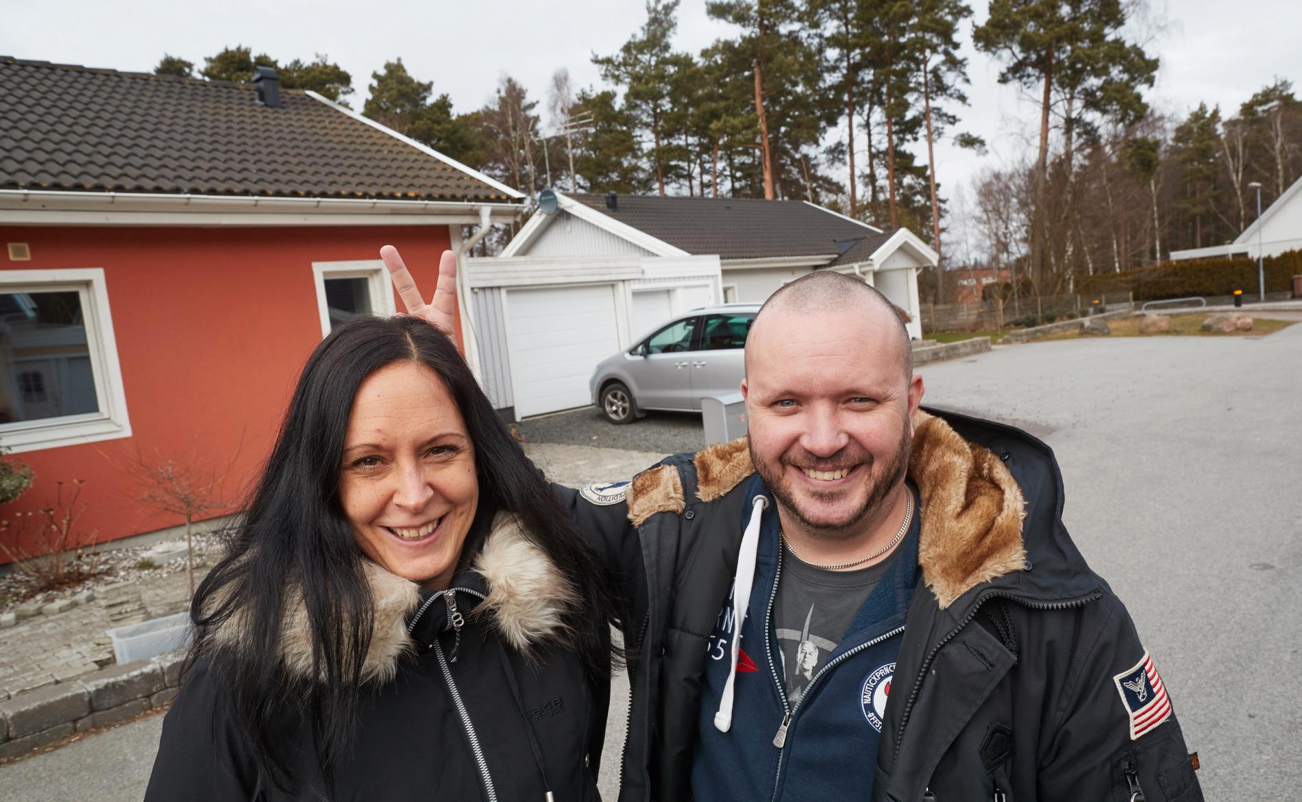 Linda Vinberg tycker att Stefan Malmros är världens bästa granne – både rolig och hjälpsam.