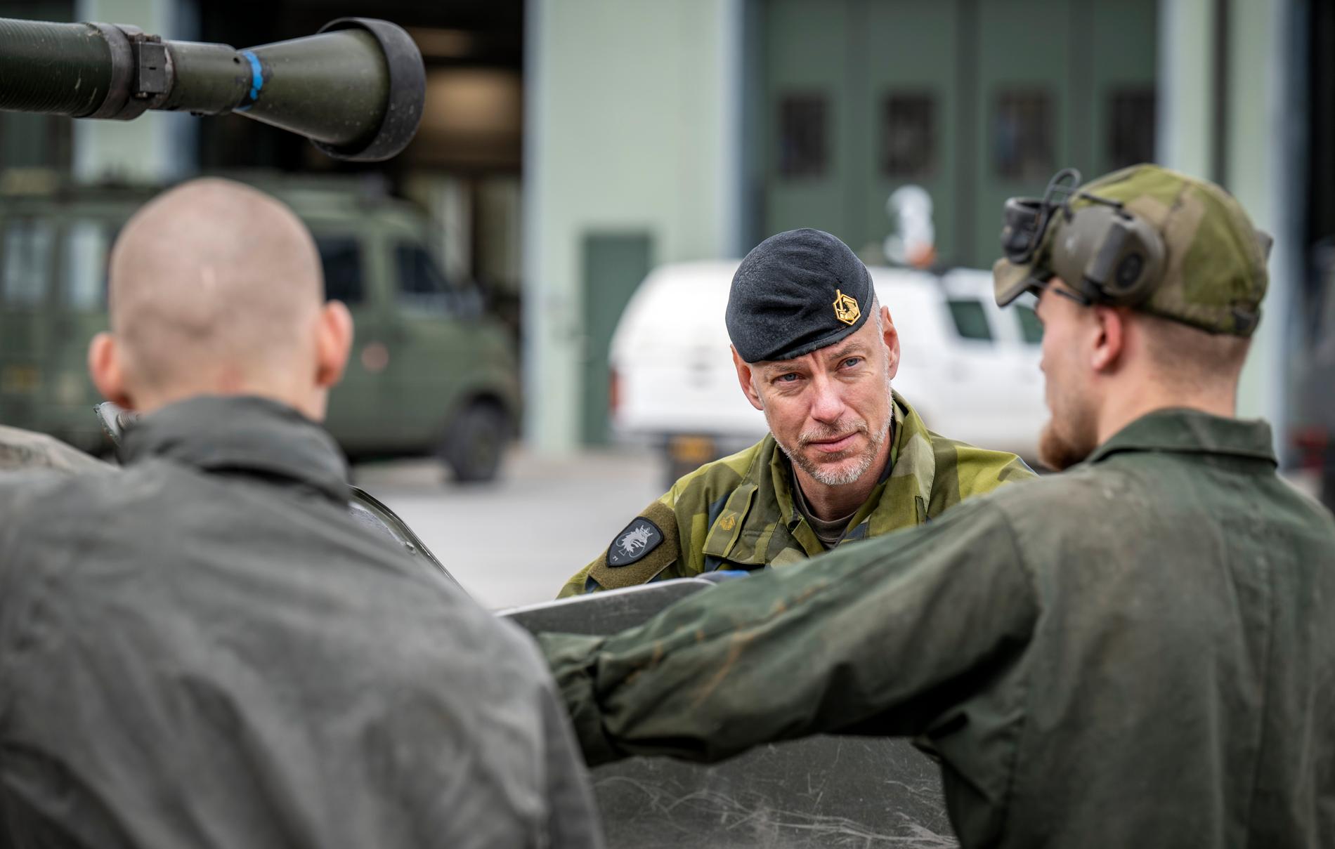 Mellan 30 och 40 procent av dem som just nu gör lumpen på P7 vill delta i den svenska Natoinsatsen i Lettland, berättar bataljonschef Henrik Rosdahl, här i samspråk med värnpliktiga.