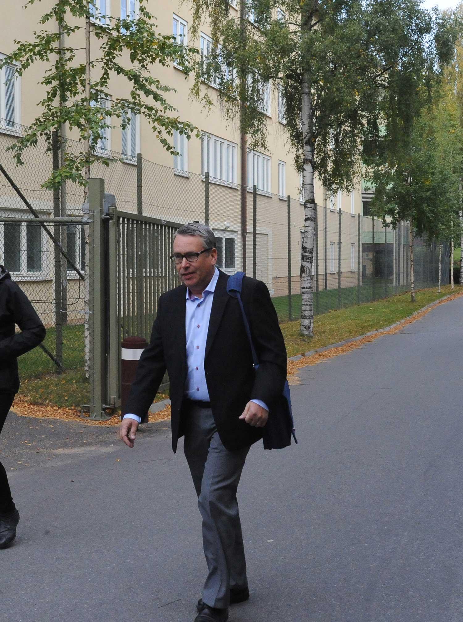 Åklagaren Ulf Back på väg in till häktningsförhandlingarna mot den 28-årige mannen. Häktningsförhandlingarna hölls på Säters sjukhus då mannen ansågs för sjuk för transport till Gävle tingsrätt.