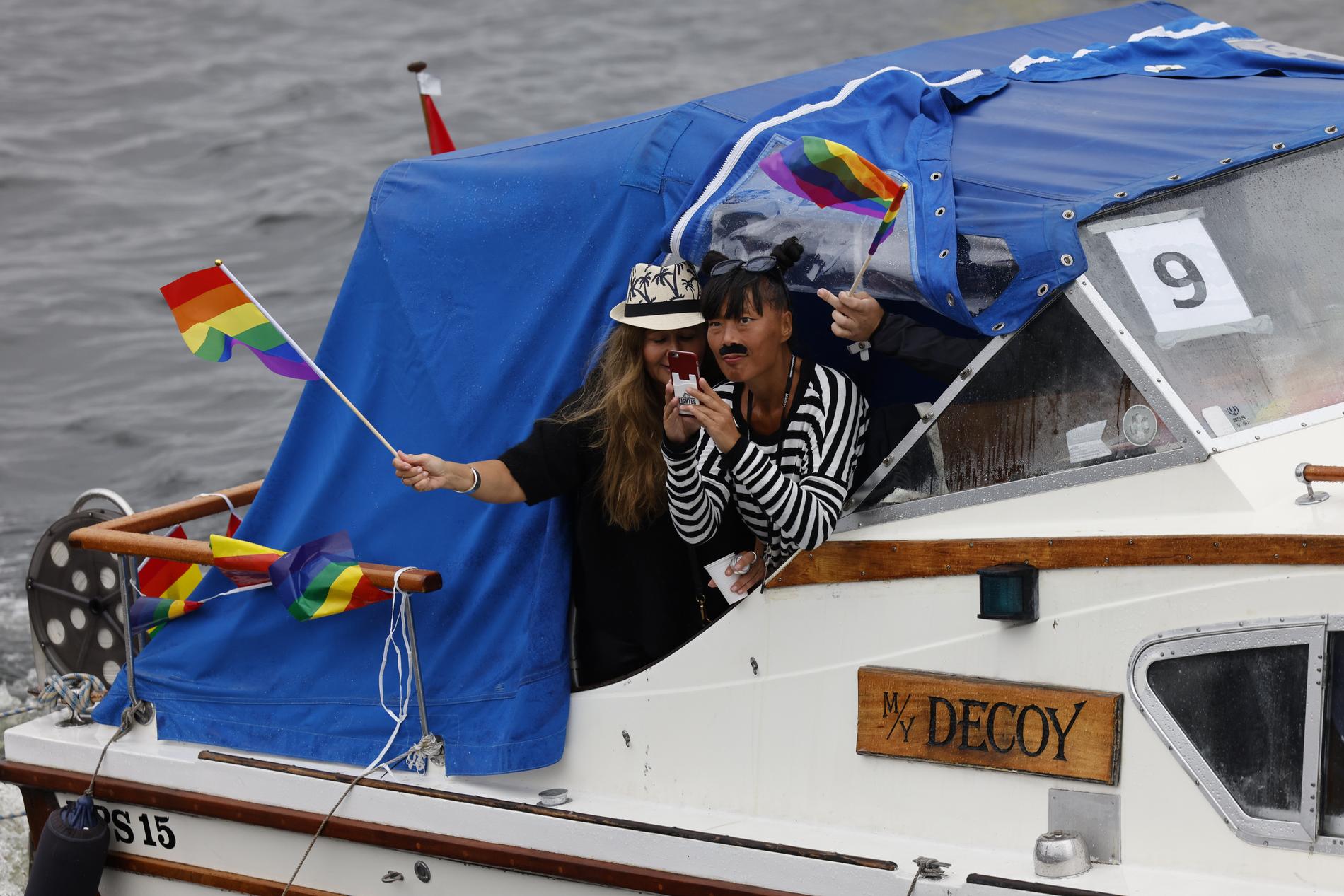 Båt under Prideparaden. 