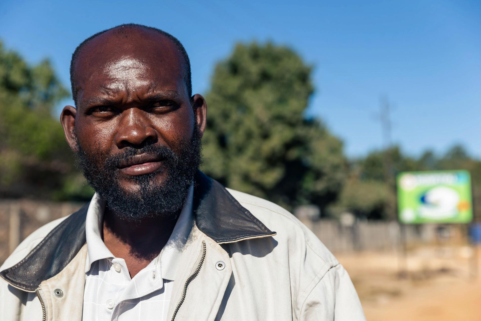 "Det är patetiskt", säger Saratiel Marandani, en 49-årig gatuförsäljare, som själv tvingades köpa det förband som hans mor som ligger på ett sjukhus i Zimbabwe måste ha.