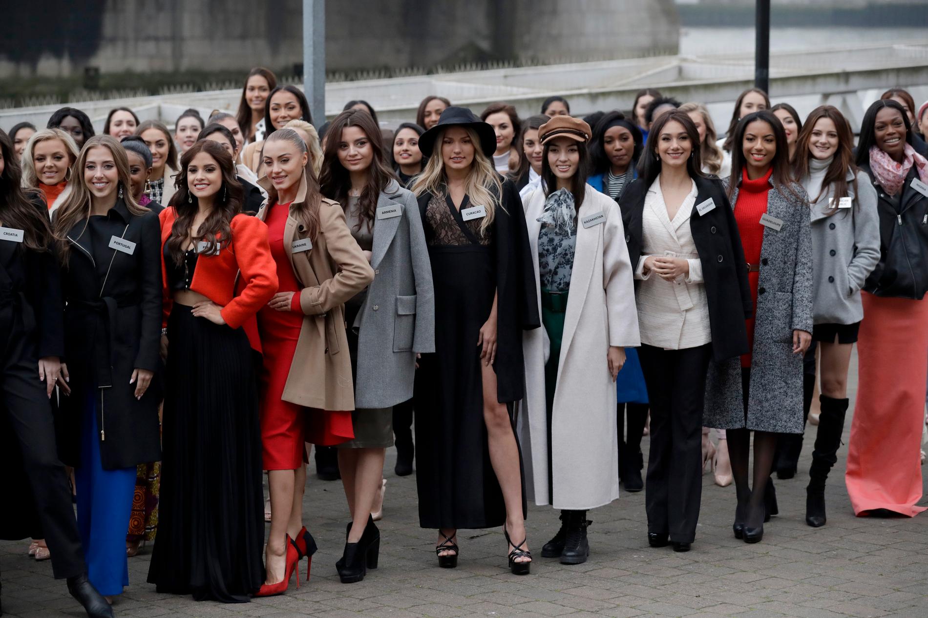 Här samlas deltagarna i årets "Miss World" vid ett fototillfälle i London den 21 november. Tävlingen hålls i december. Arkivbild.