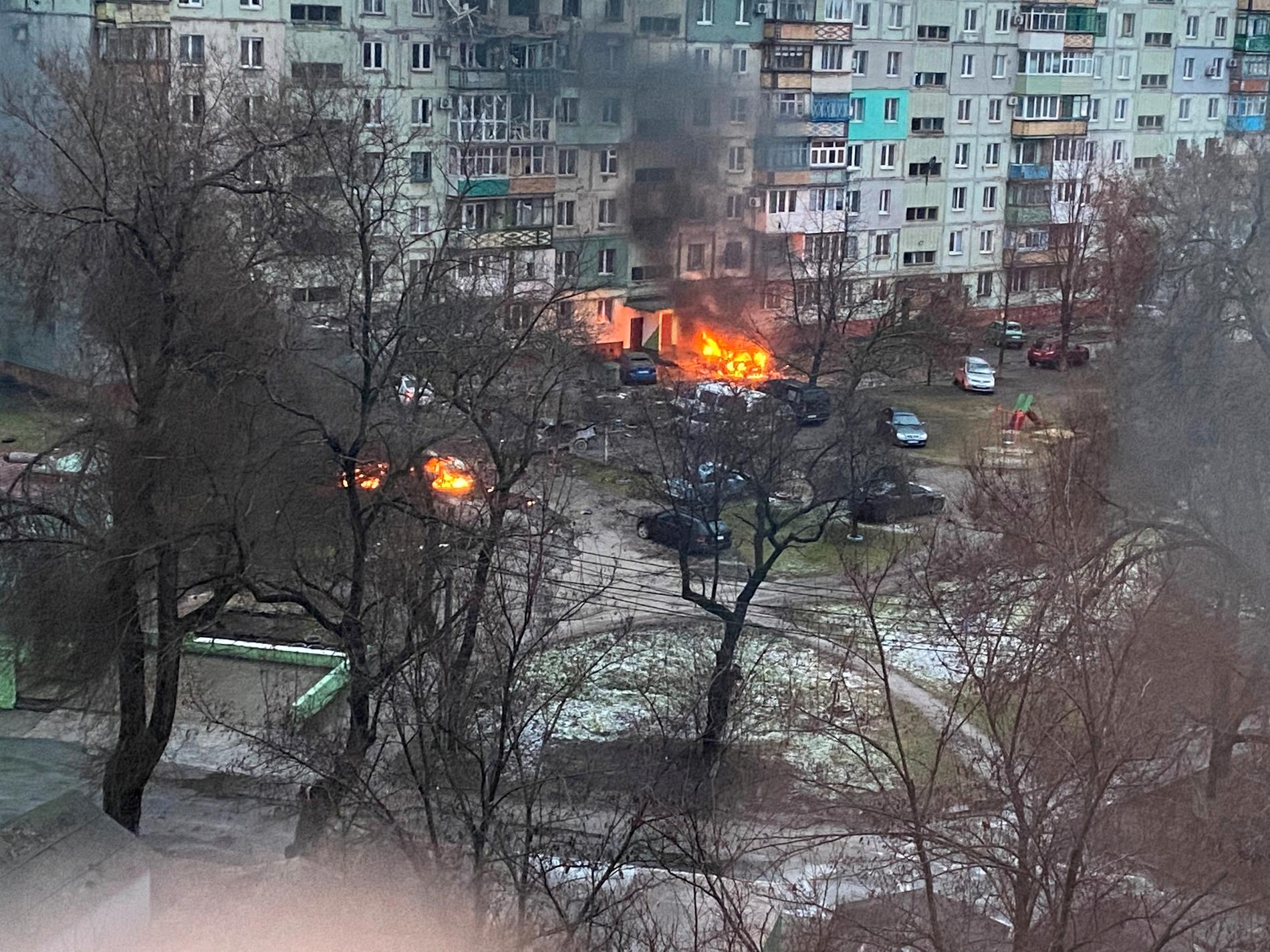 Bränder i ett bostadsområde fredag 3 mars. Mariupol har varit under attack i princip sedan invasionen inleddes.