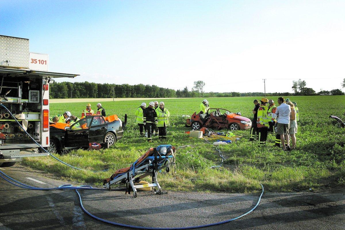 BLÄNDADE AV SOLEN Två personer avled och flera skadades under gårdagen i en bilolycka i Snapparp, söder om Halmstad. Totalt nio personer var inblandade i olyckan. En barnfamilj på fyra personer färdades i den ena bilen, och fem ungdomar i 18-årsåldern i den andra.