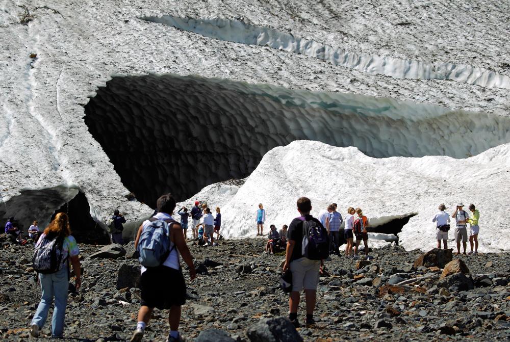 2010 rasade en av isgrottorna i Big Four Ice Cave.