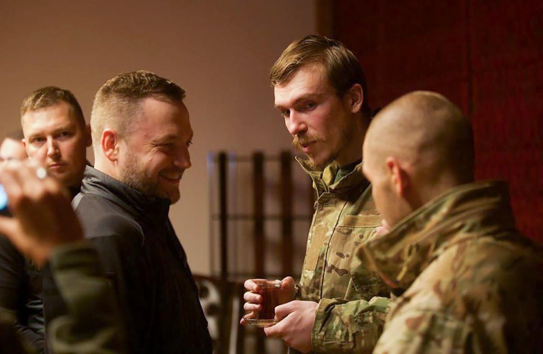 Ukrainas inrikesminister Denys Monastyrskyj (andre till vänster) hälsar på ukrainska soldater som stridit i Mariupol och som frigavs av Ryssland i en fångutväxling förra veckan. Arkivbild.
