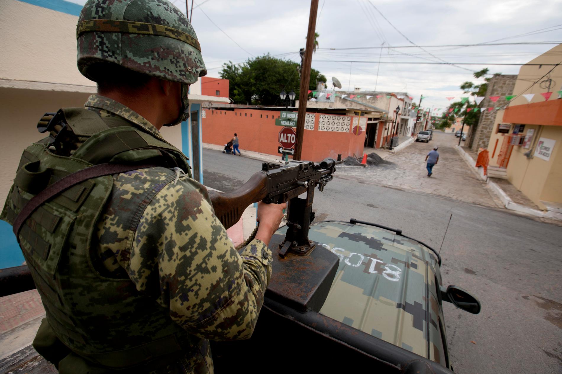 En soldat bevakar gator i den våldsdrabbade delstaten Tamaulipas i norra Mexiko. Arkivbild.