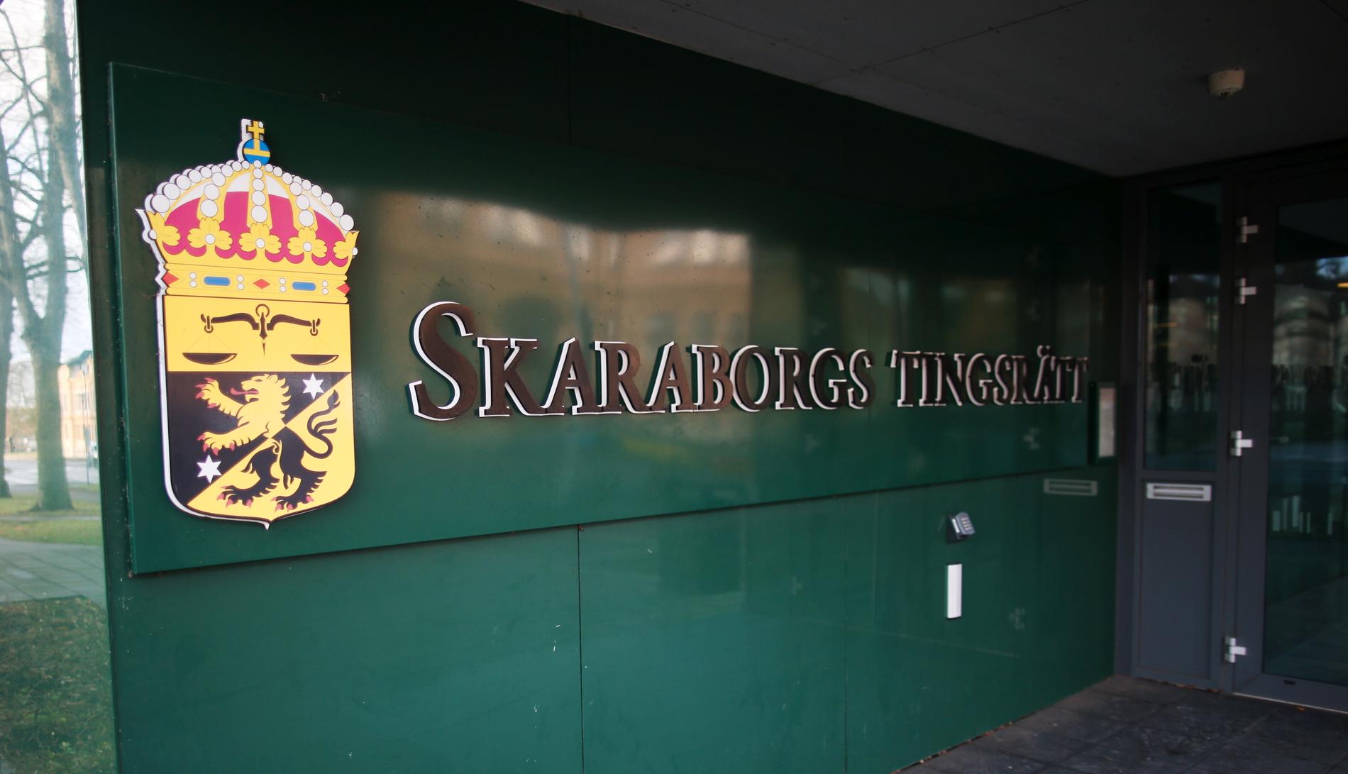 Flera personer åtalas nu vid Skaraborgs tingsrätt i samband med att en man hittades död vid en gödselbrunn i Töreboda. Arkivbild.