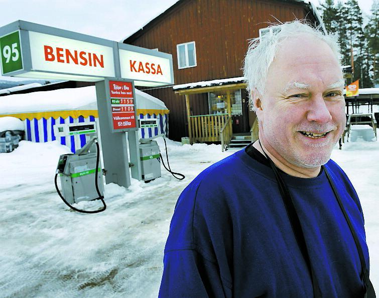 KOMPANJONEN Tre mil i från Olle Arnesson – i byn Höljes – driver Peter ”Petter i Boa” Larsson, 61, sin egen mack. Även han i egen regi. Tack vare samarbetet med bland andra Olle Arnesson kan han fortsätta.