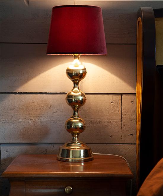 Mysigt sken från nattduksbordslampan. Lampan är köpt på loppis och har en ny skärm från Gekås Ullared.