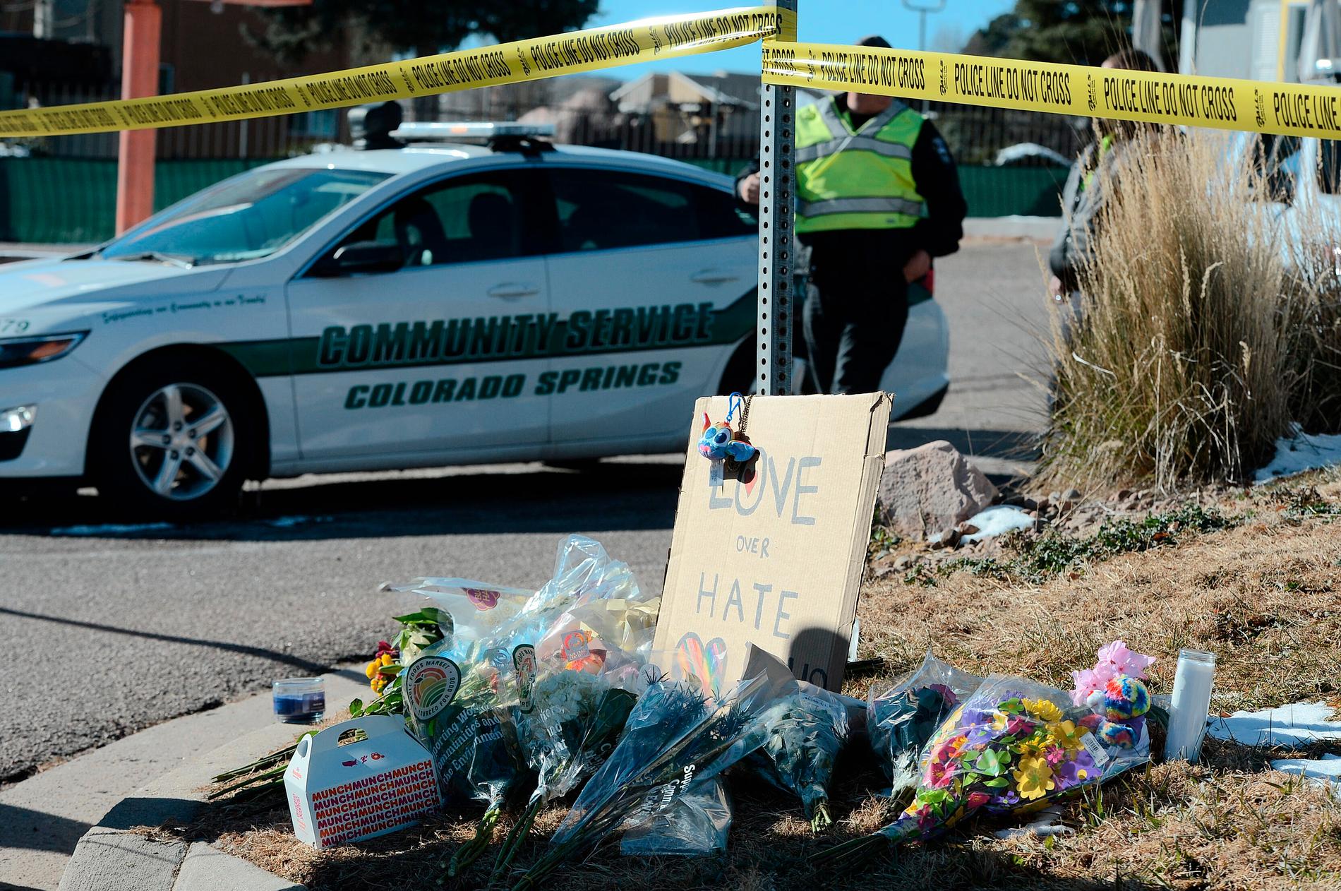 ”Minst två hjältemodiga personer tog fast och slogs med den misstänkte”, säger polischefen i Colorado Springs.