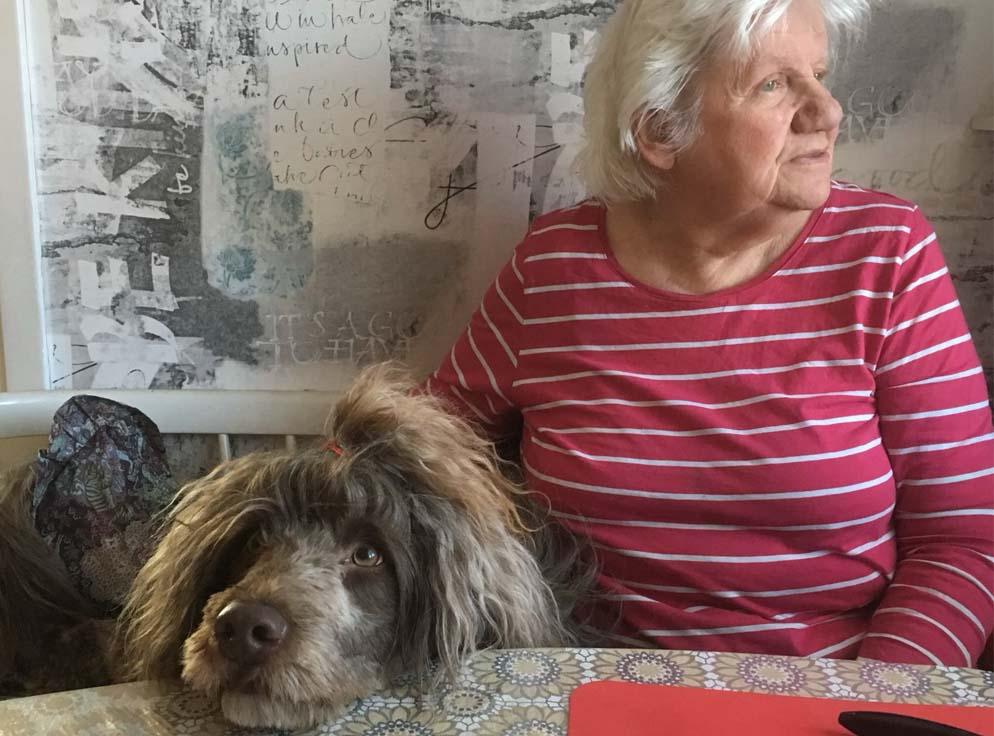 Inger Larsson, 88, med sonens hund Dante.