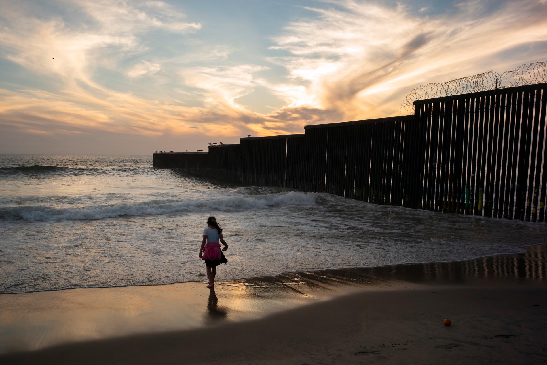 En flicka vid gränsen mellan Mexiko och USA. Arkivbild.