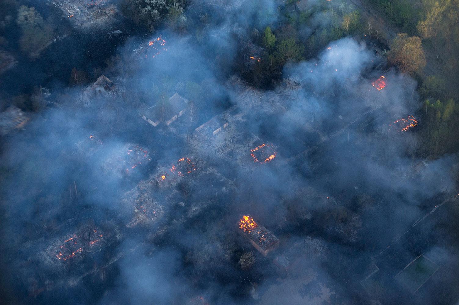 En övergiven by har slukats av elden.