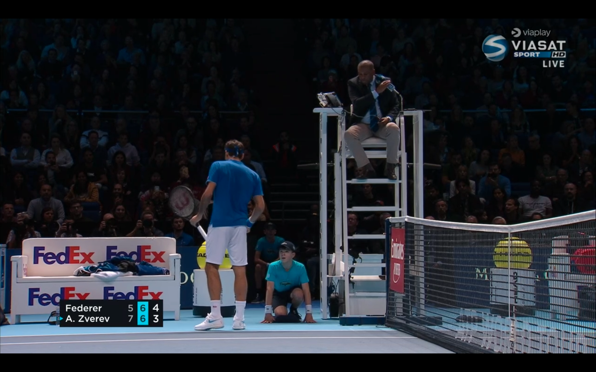 Federer var framme och pratade med domaren och bollkallen.