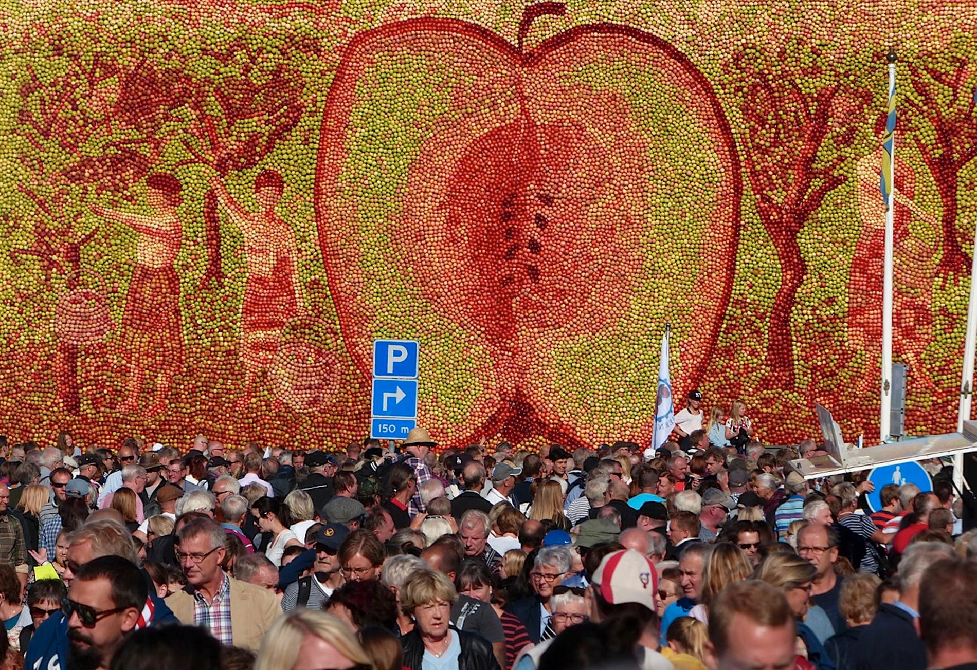 Äppeltavlan i Kivik 2015. Med hjärtat i handen.